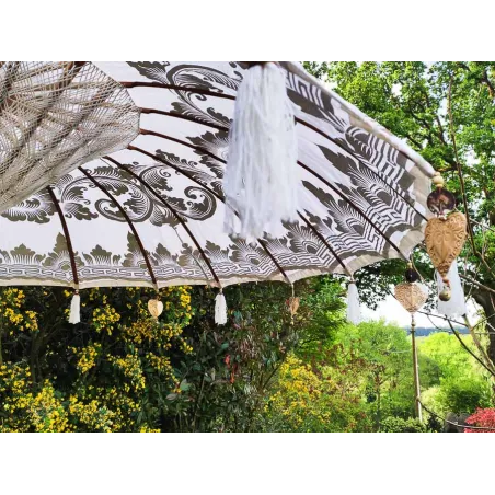 Parasol balinais écru coton motifs dorés diamètre 190cm. Livraison offerte