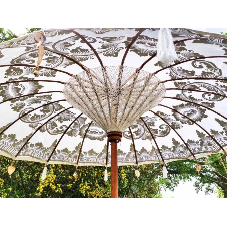 Parasol balinais écru coton motifs dorés diamètre 190cm. Livraison offerte