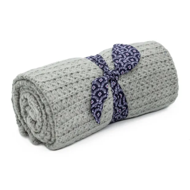 Couverture, plaid laine tricotée gris souris