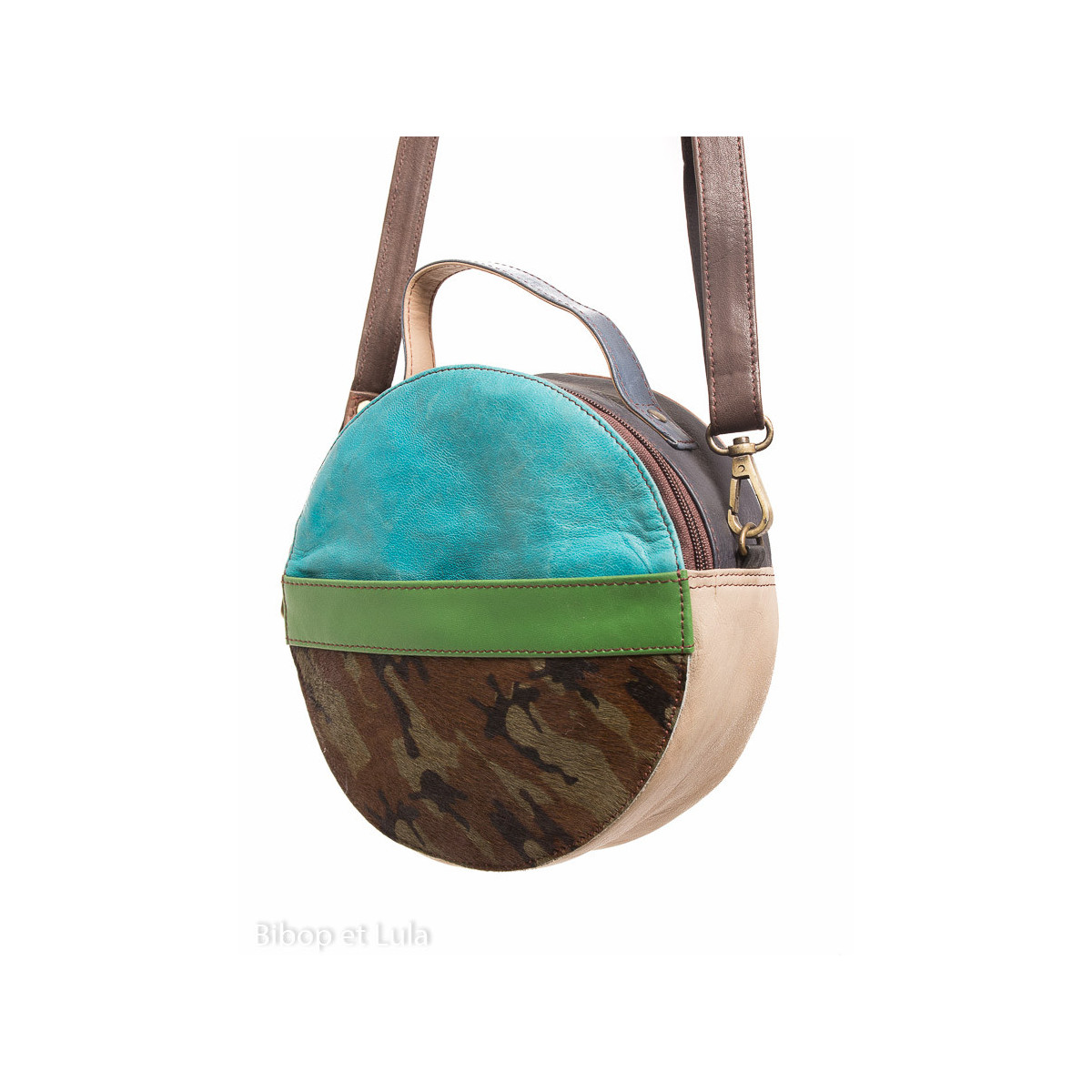 Sac en cuir recyclé rond tons bleu vert kaki, poche avant imprimée