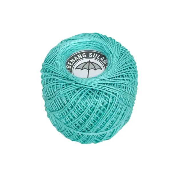 Fil à broder bleu clair en bobine