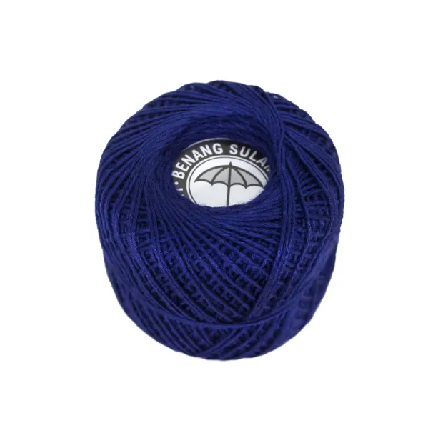 Fil à broder bleu foncé en bobine