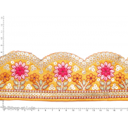 Galon floral Julana jaune brodé de sequins colorés et fils dorés à bord arrondi - Bibop et Lula