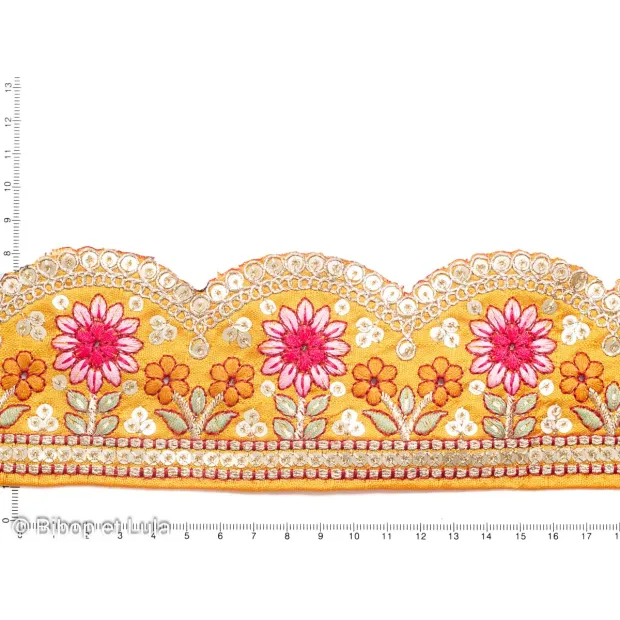 Galon floral Julana jaune brodé de sequins colorés et fils dorés à bord arrondi