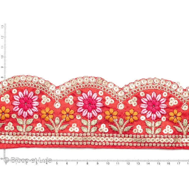 Galon floral Julana rouge brodé de sequins colorés et fils dorés à bord arrondi