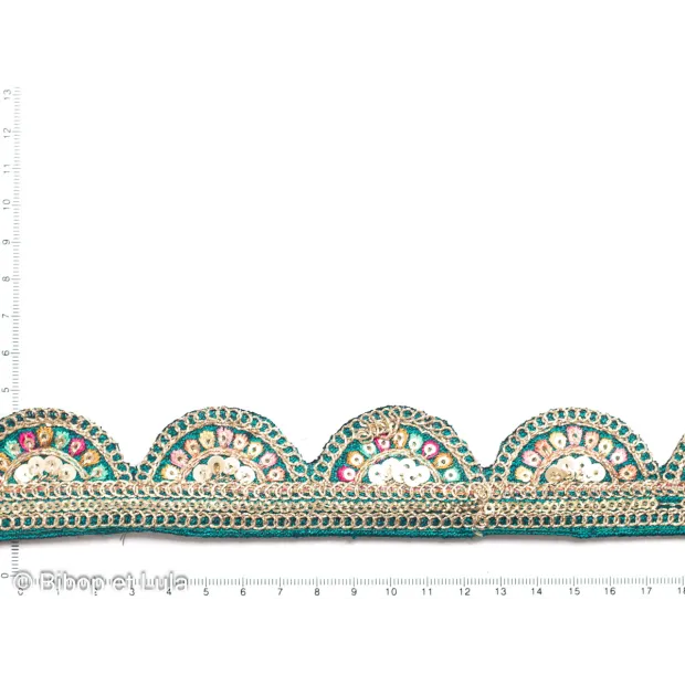 Galon Maharaja bleu canardbrodé de sequins colorés et fils dorés à bord arrondi