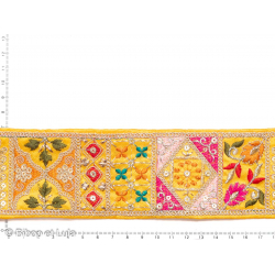 Galon géométrique et floral jaune Morena brodé de sequins colorés et fils dorés - Bibop et Lula