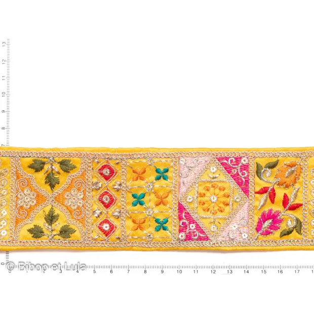 Galon géométrique et floral jaune Morena brodé de sequins colorés et fils dorés