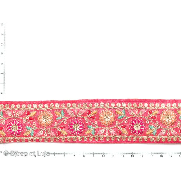 Galon floral Fuchsia Raila brodé de sequins colorés et fils dorés