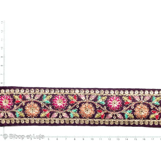 Galon floral Prune Raila brodé de sequins colorés et fils dorés