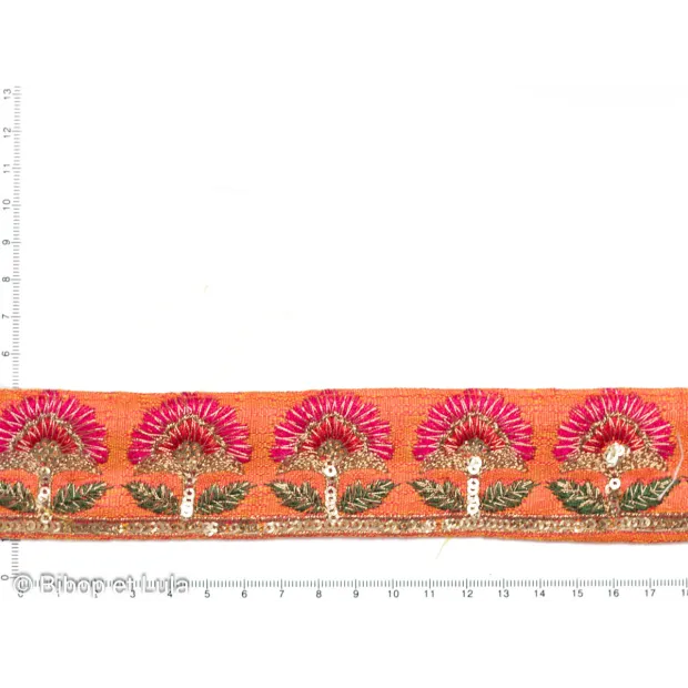 Galon Bayana orange, fleurs brodés de sequins dorés et fils colorés