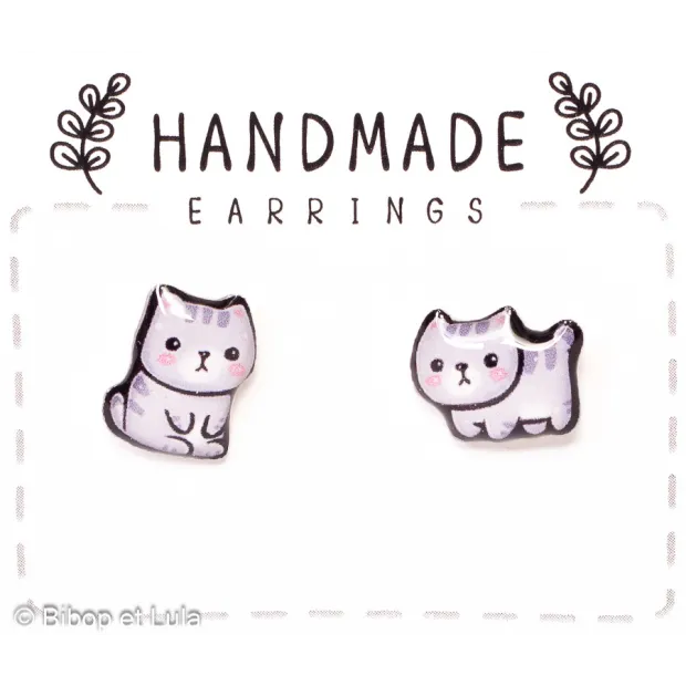 Puces d'oreilles dépareillées Chats gris