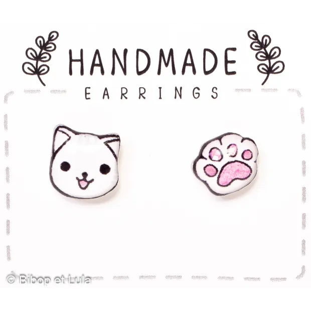 Puces d'oreilles dépareillées Chat blanc et Empreinte