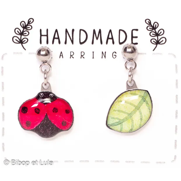 Boucles d'oreilles clous dépareillées, Coccinelle