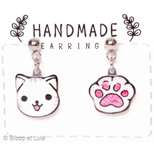 Boucles d'oreilles clous dépareillées, Chat blanc et empreinte