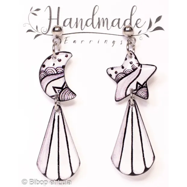 Boucles d'oreilles clous pendantes dépareillées, Cosmos blanc