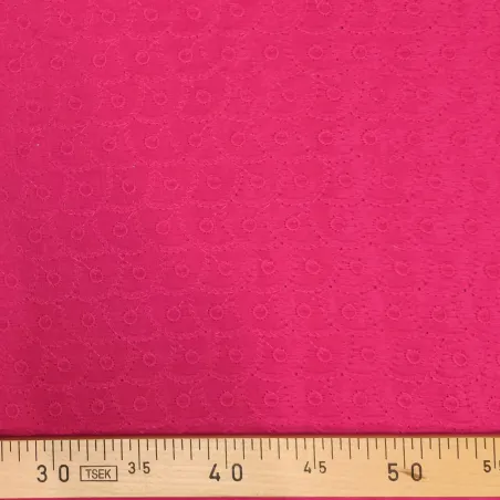 Tissu synthétique brodé rose