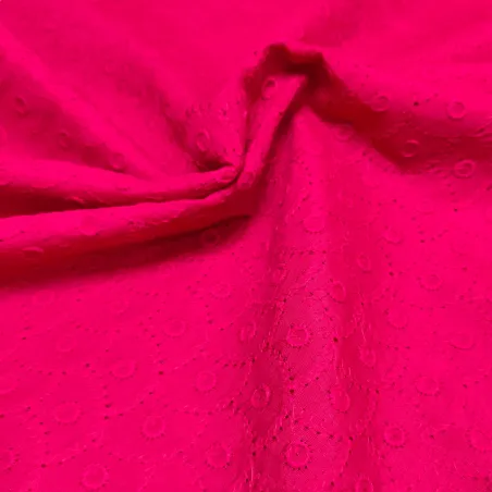 Tissu synthétique brodé rose