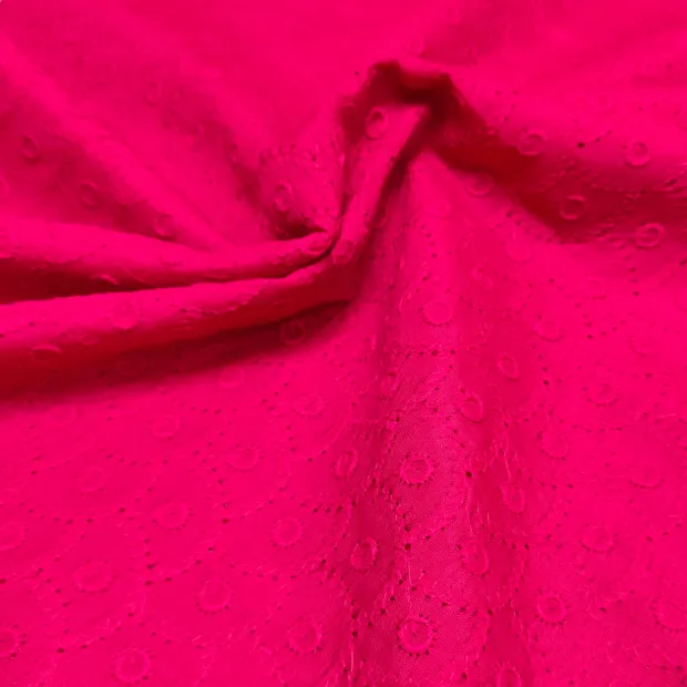 Tissu synthétique brodé rose