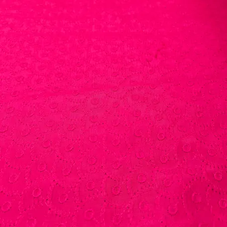 Tissu synthétique brodé rose