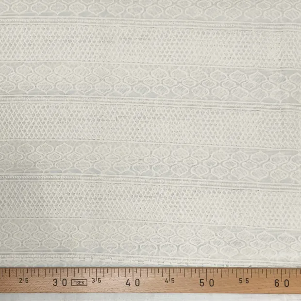 Tissu brodé blanc cassé 3