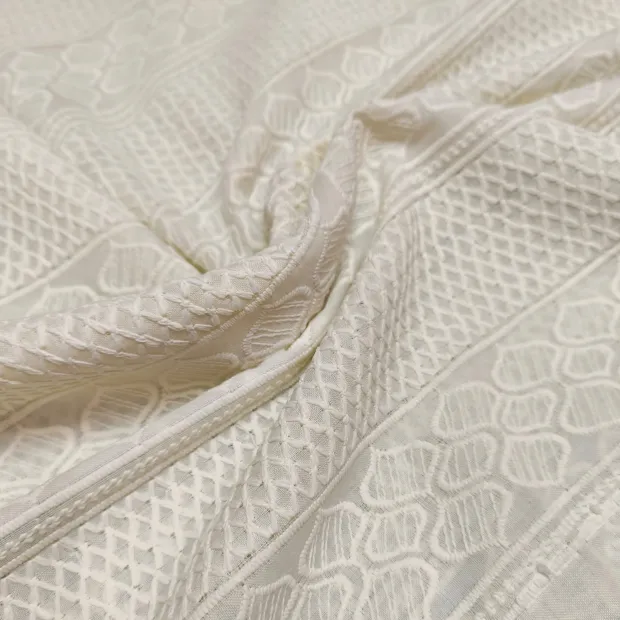Tissu brodé blanc cassé 3