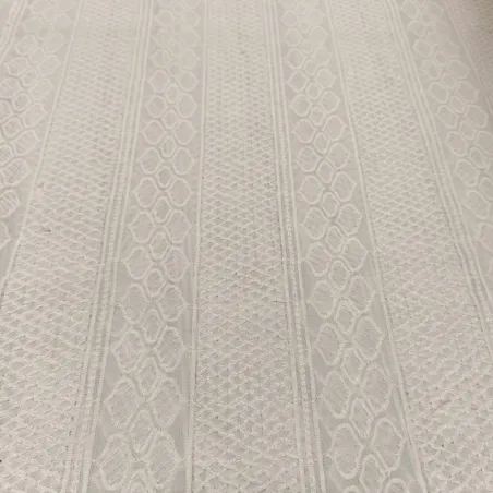 Tissu brodé blanc cassé 3