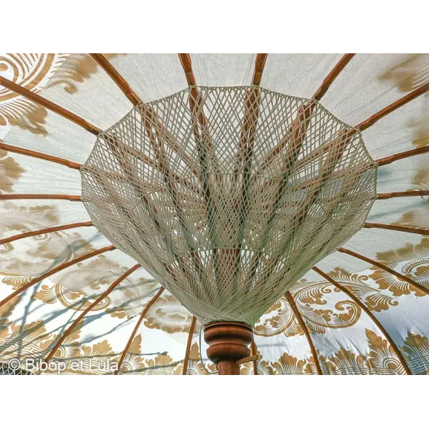 Parasol balinais écru coton motifs dorés et frange tissée. diamètre 190cm.