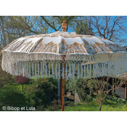 Parasol balinais écru coton motifs dorés et frange tissée. diamètre 190cm. - Bibop et Lula