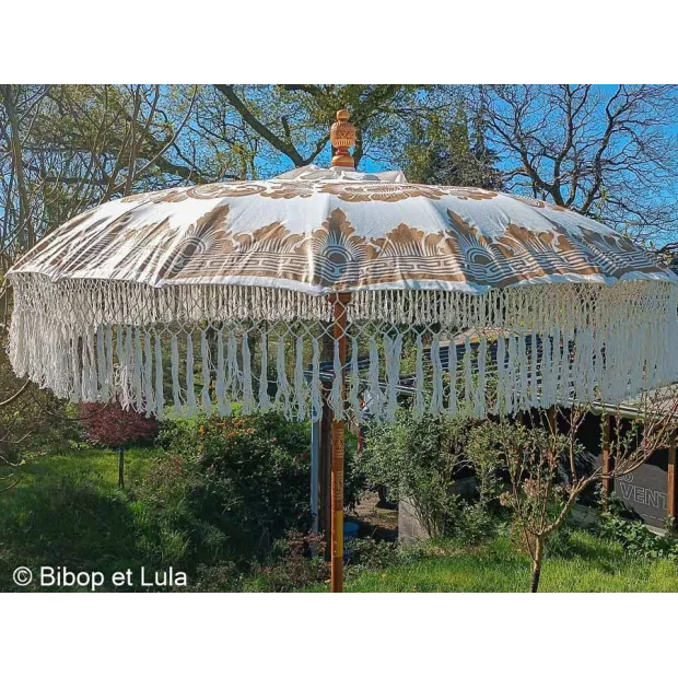 Parasol balinais écru coton motifs dorés et frange tissée. diamètre 190cm.