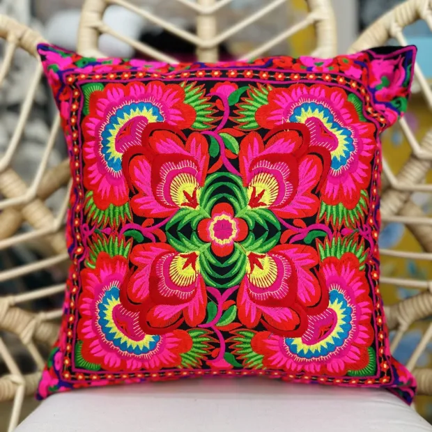 Housse de coussin brodé Laorouge