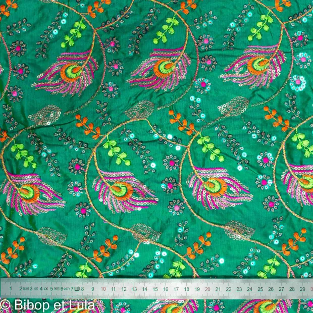 Tissu indien Bollywood brodé de sequins Serla vert