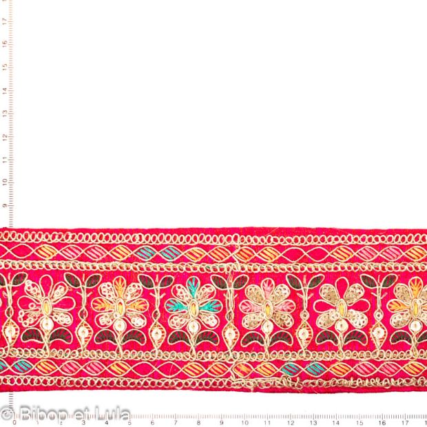 Galon brodé Flora fond fuchsia multicolore